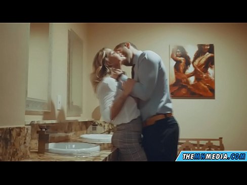 ❤️ 当一个胸大无脑的金发女郎在公共厕所里勾引你时 ❌ Hard porn